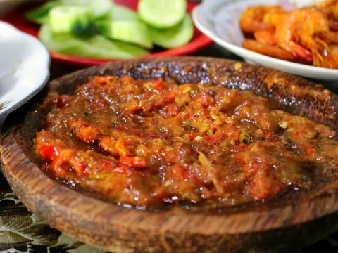 Ikan geprek berlumur sambal merah di atas piring kayu (foto ilustrasi)
