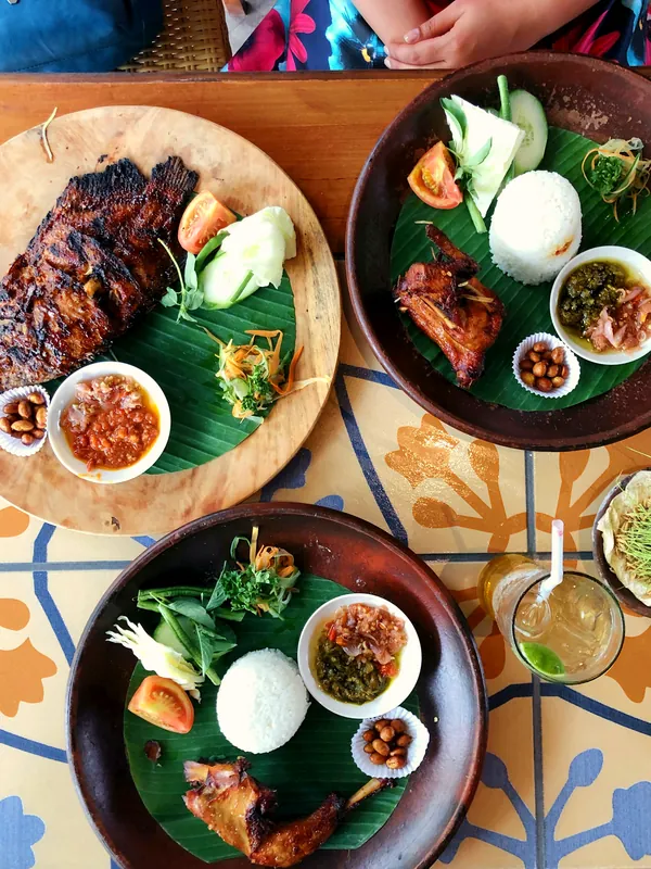 Beberapa piring lauk, nasi, dan sambal di atas meja, dilihat dari atas (foto ilustrasi)